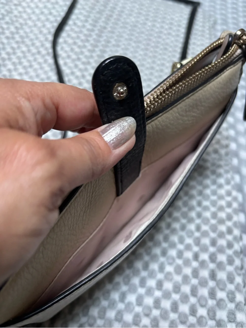 kate spade White, Beige & Black Pebbled Leather Crossbody Wallet/Bag